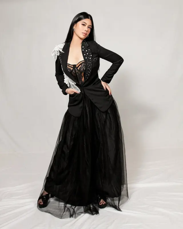 4. Power Pose dan Dominasi Elegan