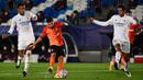 Striker Shaktar Donetsk, Manor Solomon, berusaha mencetak gol ke gawang Real Madrid pada laga Liga Champions 2020/2021 di Estadio Alfredo Di Stefano, Rabu (21/10/2020) malam WIB. Real Madrid kalah 2-3 oleh Shaktar Donetsk. (AFP/Gabriel Bouys)