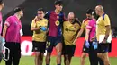 <p>Pemain muda Barcelona, Marc Bernal, mendapatkan perawatan setelah mengalami cedera dalam laga kontra Rayo Vallecano pada jornada ketiga La Liga Spanyol, Rabu (28/8/2024). (AP Photo/Manu Fernandez)</p>