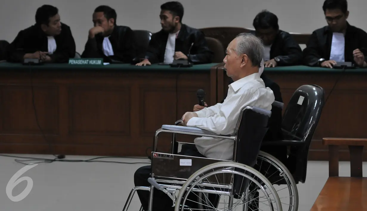 Terdakwa Komisaris PT Bursa Berjangka Jakarta (BBJ) Hassan Widjaja menjalani sidang putusan Majelis Hakim Tipikor, Jakarta, Senin (28/9/2015). Hassan divonis 2 tahun penjara dan denda Rp 100 juta subsidair 3 bulan kurungan. (Liputan6.com/Andrian M Tunay)
