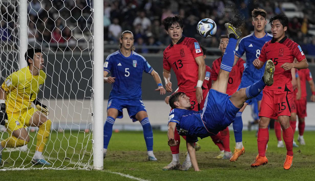Pemain Italia U-20, Matteo Prati (tengah bawah), berusaha menjebol gawang Korea Selatan U-20 dalam pertandingan semifinal Piala Dunia U-20 2023 yang digelar di Estadio Unico Diego Maradona, La Plata, Jumat (9/6/2023) pagi WIB. (AP Photo/Ricardo Mazalan)
