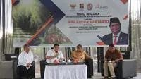 Menteri Koordinator Bidang Perekonomian Republik Indonesia, Airlangga Hartarto, mendengarkan keluhan para petani di Deli Serdang, Sumatera Utara (Sumut) terkait kendala apa yang dihadapi para petani sawit rakyat tersebut