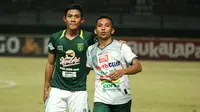 Saat Bek Timnas Indonesia U-19 Bertukar Jersey dengan Pemain Persebaya