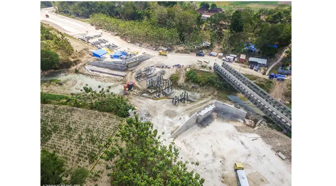 Proses konstruksi fasilitas produksi Lapangan Gas Jambaran Tiung Biru di Bojonegoro, Jawa Timur. Lapangan ini diharapkan mulai berproduksi pada awal 2021.