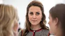 Duchess of Cambridge, Kate Middleton, menghadiri pembukaan pameran di Victoria and Albert Museum di London, Inggris, Kamis (29/6). Istri Pangeran William itu tampil berbeda dengan memilih gaun berbahan wol. (AP Photo)