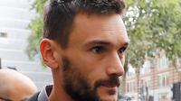 Ekspresi kiper Tottenham Hotspur, Hugo Lloris saat tiba di Westminster Magistrates Court, London (12/9). Lloris kedapatan mengemudi dalam kondisi mabuk oleh Kepolisian London. (AFP Photo/Tolga Akmen)
