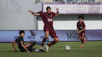 Pemain PSM Makassar, Everton Nascimento (tengah) berebut bola dengan pemain Persita Tangerang, Fahtoni saat laga uji coba antara Persita Tangerang melawan PSM Makassar di Indomilk Arena, Tangerang, Rabu (01/06/2022). (Bola.com/Bagaskara Lazuardi)