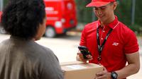 Ilustrasi sprinter J&T Express mengantarkan paket.