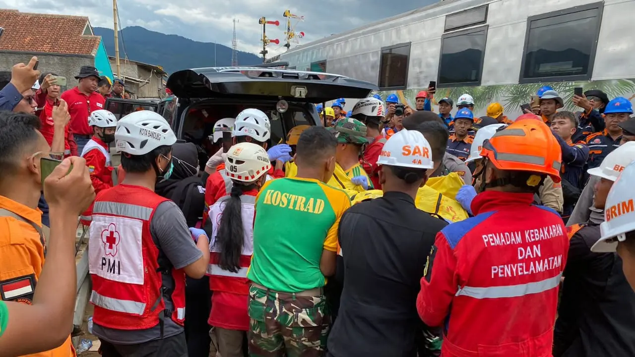 Prajurit Yonif 330 Tri Dharma Divif 1 Kostrad turut terlibat membantu proses evakuasi pasca terjadinya insiden tabrakan antara KA Turangga relasi Surabaya Gubeng – Bandung dengan Commuterline Bandung Raya (Istimewa)