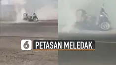 Beredar video sebuah motor membawa petasan terbakar dan mengeluarkan asap di pinggir jalan.