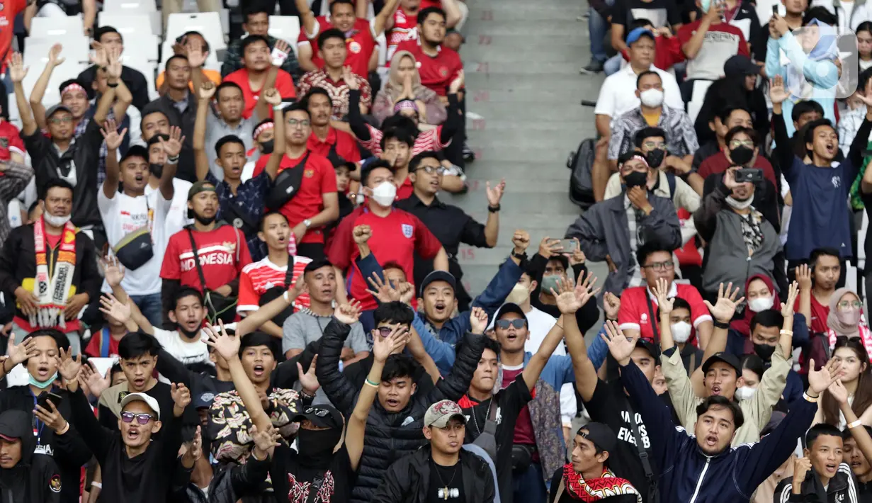 Pendukung timnas Indonesia saat menyaksikan laga kualifikasi Grup A Piala AFF 2022 antara Indonesia melawan Kamboja di di Stadion Utama Gelora Bung Karno, Jakarta, Jumat (23/12/2022). Indonesia unggul 2-1 atas Kamboja lewat gol yang dicetak Egy Maulana Vikry dan Witan Sulaeman. (Liputan6.com/Helmi Fithriansyah)