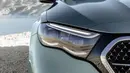 Lampu depannya mengusung teknologi full LED keluaran Mercedes-Benz yang terkenal dengan kecanggihannya. Dua bilah lampu ciri khas E-Class tetap dipertahankan melalui dua buah LED projector dan dua LED DRL di sisi bawah headlamp. Detail menarik datang dari grill-nya yang disematkan ornamen chrome bertema "Three-Pointed Star" sebagai simbol Mercedes-Benz. (Source: caranddriver.com)