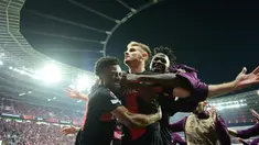 Para pemain Bayer Leverkusen melakukan selebrasi setelah Josip Stanisic (tengah) mencetak gol yang membuat skor menjadi 2-2 pada pertandingan sepak bola leg kedua semifinal Liga Europa melawan AS Roma di BayArena, pada 9 Mei 2024. (INA FASSBENDER/AFP)