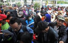 Pemudik mengantre panjang di Stasiun Senen