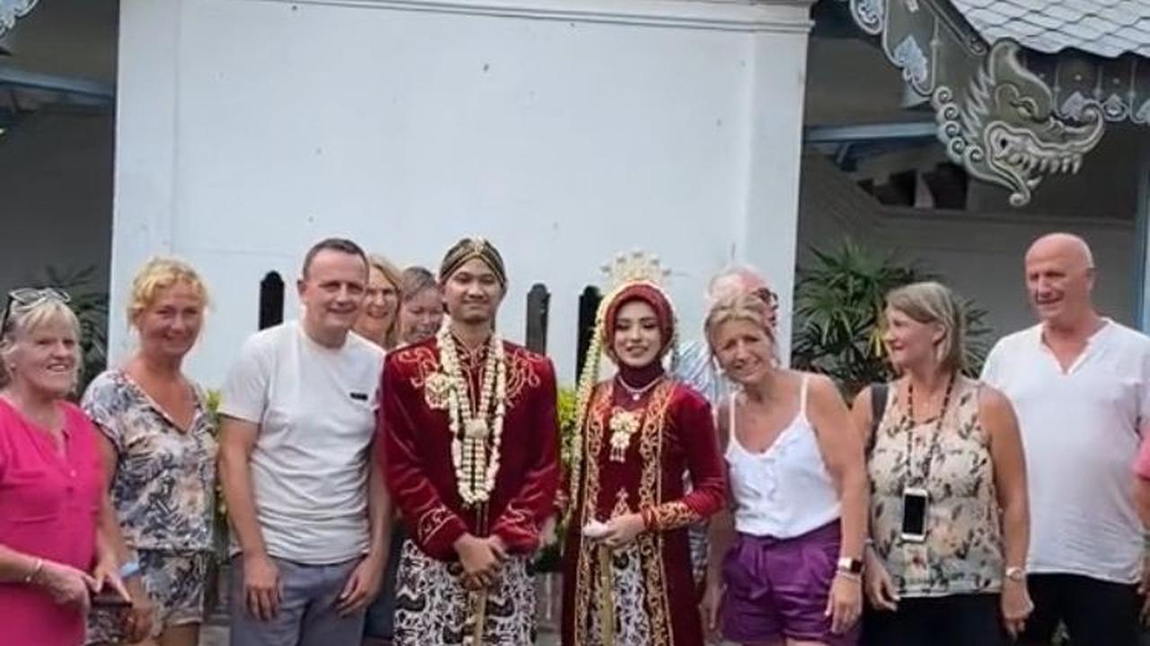 Viral Acara Nikahan Adat Jawa Jadi Wisata Para Bule, Diminta Foto Bareng Pengantin