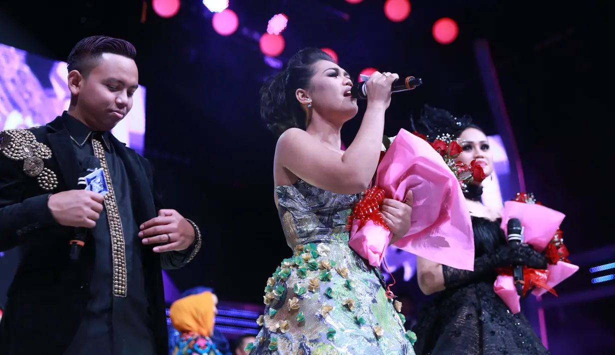 perolehan poin tiga finalis ini juga berjalan sangat ketat. Pada show pertama, unggul dengan poin 1121. Show kedua 1150 poin. Total perolehan poinnya hingga menjadi juara 2271 poin. (Adrian Putra/Bintang.com)