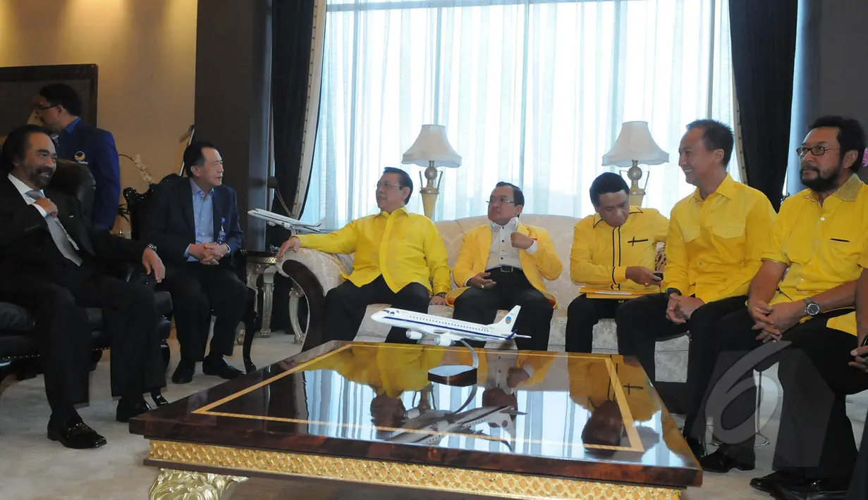 Golkar kubu Agung Laksono mendatangi kantor DPP Partai Nasdem di Gondangdia, Jakarta Pusat, Rabu (11/3/2015). Tujuan kedatangan mereka untuk membahas kemungkinan bergabung dengan koalisi pendukung pemerintah (Liputan6.com/Herman Zakharia)