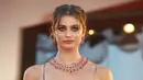 Model Taylor Hill berpose untuk fotografer setibanya dalam upacara pembukaan Venice Film Festival ke-77 di Venesia, Italia, Rabu (2/9/2020). Venice Film Festival tahun ini akan berlangsung dari tanggal 2 hingga 12 September.  (Photo by Joel C Ryan/Invision/AP)