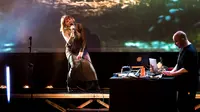 Holly Herndon, penyanyi perempuan yang menggabungkan unsur kecerdasan buatan manusia atau A.I di dalam musiknya tampil di Victoria Theater pada hari ke-1 dan ke-2 perhelatan Singapore International of Arts (SIFA) 2022 (Doc: Tim Holly Herndon)