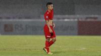 Bek Persija Jakarta, Ilham Rio Fahmi tampak kecewa usai ditahan imbang 2-2 oleh PSIS Semarang dalam laga pekan kedua BRI Liga 1 2021/2022 di Indomilk Arena, Tangerang, Minggu (12/9/2021). (Foto: Bola.Com/M. Iqbal Ichsan)