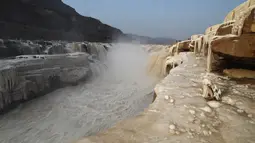 Foto pada 9 Desember 2020 ini menunjukkan pemandangan musim dingin objek wisata Air Terjun Hukou di wilayah Jixian, Provinsi Shanxi, China utara. Air terjun Hukou terletak di daerah perbatasan antara Provinsi Shanxi di China utara dan Provinsi Shaanxi di China barat laut. (Xinhua/Lyu Guiming)