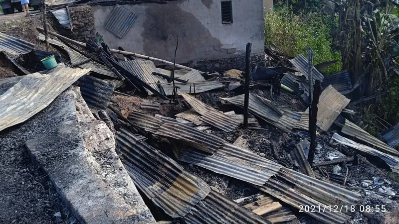 Kebakaran menghanguskan rumah sekaligus kios dan bengkel, di Manggarai Timur. (Foto Istimewah)