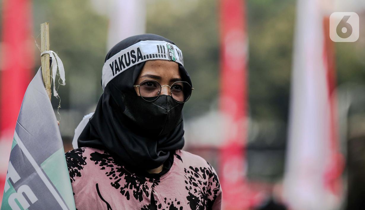 Massa yang tergabung dalam Himpunan Mahasiswa Islam (HMI) menggelar aksi di depan Patung Kuda, Jakarta, Senin (29/8/2022). Mereka menolak rencana pemerintah untuk menaikkan harga BBM bersubsidi karena akan mengorbankan kondisi ekonomi rakyat, terutama masyarakat kelas menengah ke bawah dan pelaku Usaha Mikro Kecil Menengah (UMKM), yang belum sepenuhnya pulih akibat terpaan pandemi COVID-19. (Liputan6.com/Faizal Fanani)