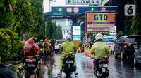 Pengendara sepeda motor memasuki Tol Pulomas, Jakarta, Sabtu (8/2/2020). Pengendara sepeda motor memasuki Tol Pulomas lantaran Jalan Ahmad Yani perempatan Gudang Garam terendam banjir setinggi lutut orang dewasa. (merdeka.com/Imam Buhori)