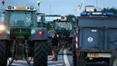 Puluhan traktor berjejer menutupi ruas jalan utama Seclin, Perancis, Rabu (22/7/2015). Petani Perancis memprotes karena belum mendapatkan keuntungan dari kenaikan harga daging dan susu yang dijual di pasaran. (REUTERS/Pascal Rossignol)