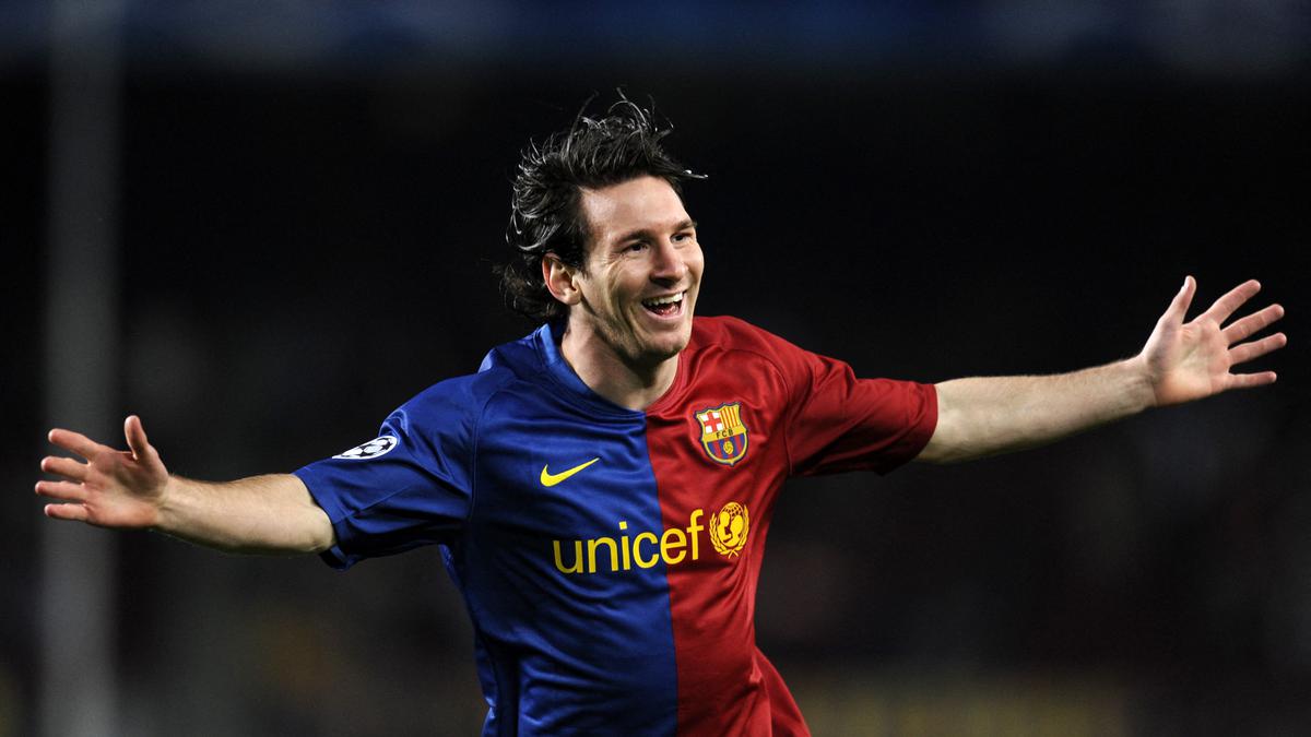 Edisi Lawas, Foto Lionel Messi Sedang Memandikan Lamine Yamal saat