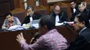 Terdakwa dugaan korupsi proyek e-KTP, Setya Novanto (kiri) menyimak keterangan para saksi pada sidang lanjutan di Pengadilan Tipikor, Jakarta, Kamis (1/2). Sidang menghadirkan lima saksi dalam proyek e-KTP. (Liputan6.com/Helmi Fithriansyah)