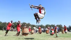 Seorang pria melakukan aksi saat kelompok seni dari Burundi tampil pada Festival Rusinga tahunan yang diadakan pada hari Jumat sebelum Natal di Pulau Rusinga, Nyanza, Kenya, Jumat (22/12/2023). Festival Rusinga bertujuan untuk membina dan meningkatkan kesadaran tentang budaya dan tradisi kelompok etnis Abasuba. (AP Photo)