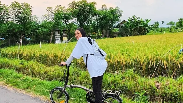 Dewi Hughes disebut lebih muda setelah turunkan berat badannya hingga puluhan kilogram