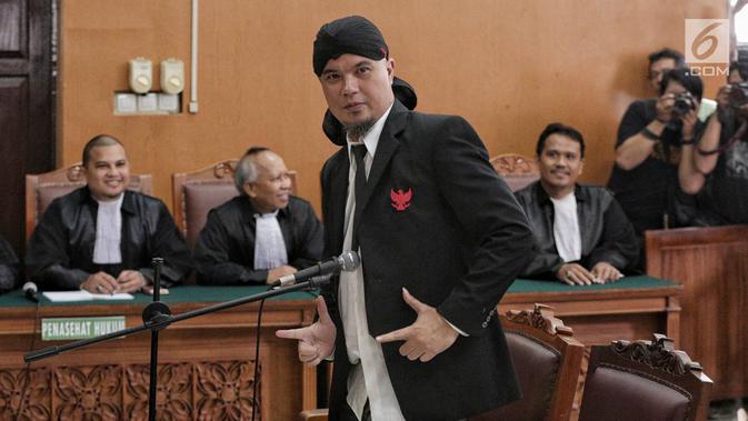 Terdakwa Ahmad Dhani memberi salam kepada wartawan usai menjalani sidang lanjutan atas kasus ujaran kebencian di PN Jakarta Selatan, Senin (28/1). Hakim menuntut Ahmad Dhani dengan pidana penjara 1 tahun 6 bulan. (Liputan6.com/Faizal Fanani)