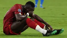 Striker Liverpool, Sadio Mane menutupi wajah dengan tangannya pada matchday pertama Grup E Liga Champions melawan Napoli di Stadion San Paolo, Selasa (17/9/2019). Juara bertahan Liverpool secara mengejutkan menyerah dua gol tanpa balas dari tuan rumah Napoli. (Andreas SOLARO / AFP)