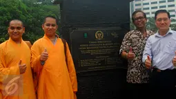 Seniman Tarsan berpose bersama sejumlah tokoh agama saat menghadiri peringatan Hari Perdamaian Internasional di Taman Perdamaian, Kompleks Parlemen, Jakarta, Senin (21/9/2015). (Liputan6.com/Johan Tallo)