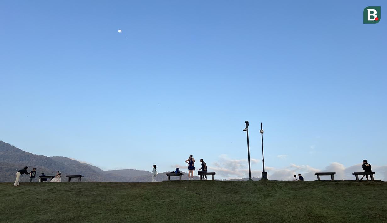 Suasana warga berolahraga di tepi Danau Angkaew di Chiang Mai, Thailand, Senin (8/12/2025). (Bola.com/Bagaskara Lazuardi)