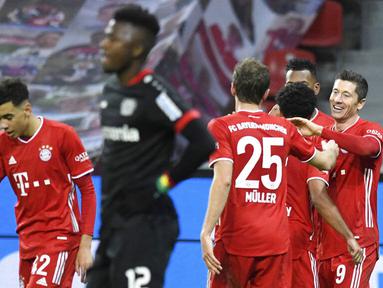Para pemain Bayern Munchen merayakan gol yang dicetak oleh Robert Lewandowski ke gawang Bayer Leverkusen pada laga Bundesliga di Stadion BayArena, Minggu (20/12/2020). Bayern Munchen menang dengan skor 2-1. (Bernd Thissen/Pool Photo via AP)