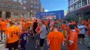 Para pendukung Belanda yang tak tertampung berjalan meninggalkan Fan Zone Euro 2024 Friedensplatz di Dortmund, Rabu (10/7/2024) menuju Public Viewing yang terletak di Westfallenpark jelang belangsungnya semifinal Euro 2024 antara Belanda menghadapi inggris. (Bola.com/Gerendo Pradigdo)