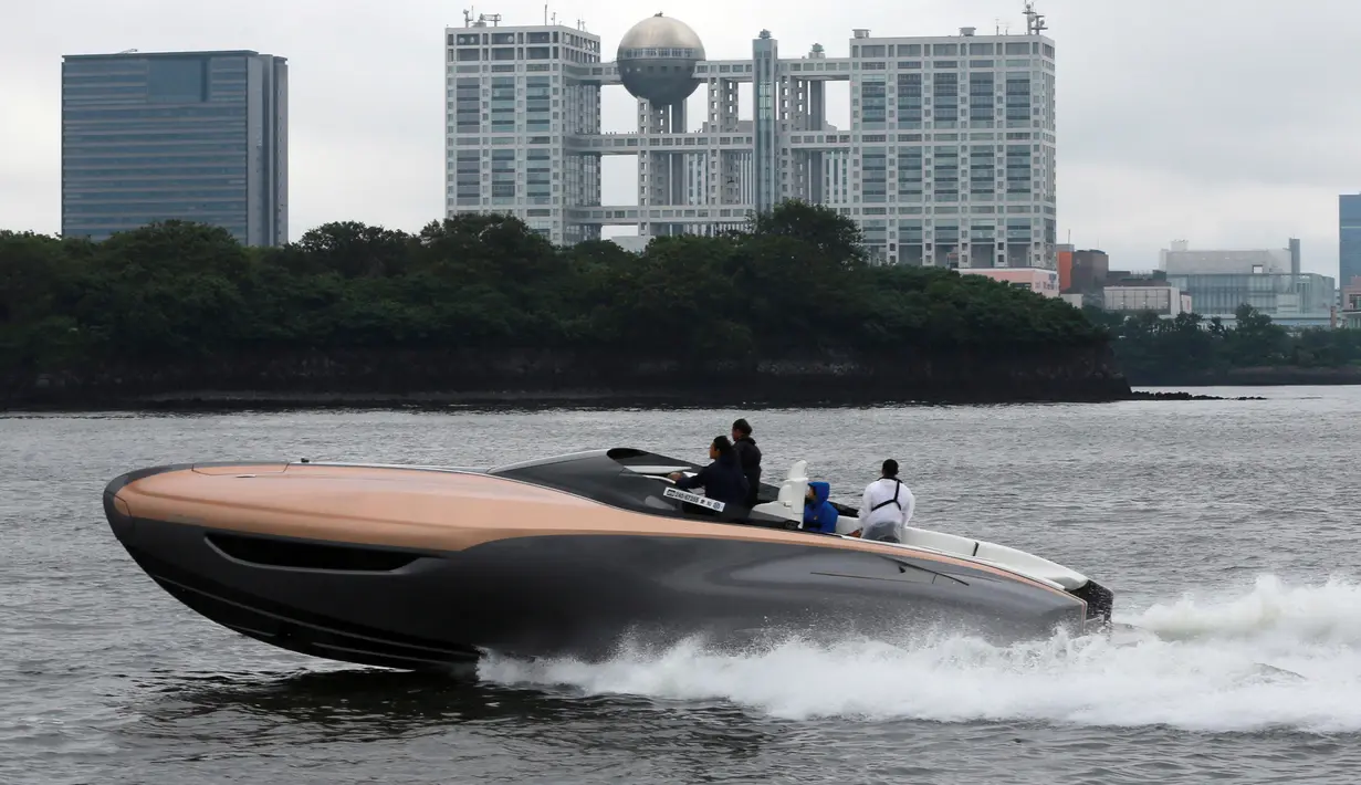 Tim dari Lexus sedang uji coba mengoperasikan kapal pesiar yang berkonsep mewah di Teluk Tokyo, Jepang (26/5). Terinspirasi dari Lumba-lumba Lexus memperkenalkan sebuah konsep kapal pesiar sport yang mewah. (AP Photo/Eugene Hoshiko)