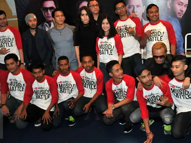 Para peserta Vidio.com Music Battle saat berpose dengan para musisi saat konfrensi pers jelang babak grand final kompetisi Music Batle di Senayan City, Jakarta, Senin (22/2). Perlombaan Musik ini telah menyisakan 5 finalis. (Liputan6.com/Yoppy Renato)