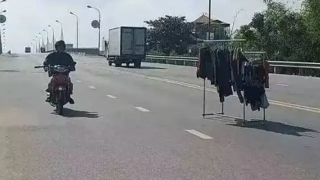 7 Potret Benda di Tengah Jalan Ini Sukses Bikin Pengendara Geleng Kepala