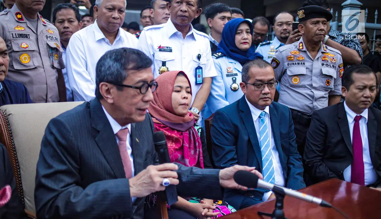 Menkumham Yasonna Laoly memberi keterangan pers setelah tiba di Bandara Halim Perdanakusuma, Jakarta, Senin (11/3). Yasona menyebutkan Jaksa Agung Malaysia menggunakan wewenangnya untuk tidak melanjutkan penuntutan. (Liputan6.com/Faizal Fanani)