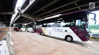 Bus premium Transjakarta atau Royaltrans menunggu penumpang di pul Royaltrans di kolong Tol Simatupang, Jakarta, Selasa (23/4). Bus Royaltrans merupakan bus kelas premium berkapasitas 30 penumpang, tanpa penumpang berdiri, dengan tarif Rp 20 ribu sekali jalan. (Liputan6.com/Herman Zakharia)