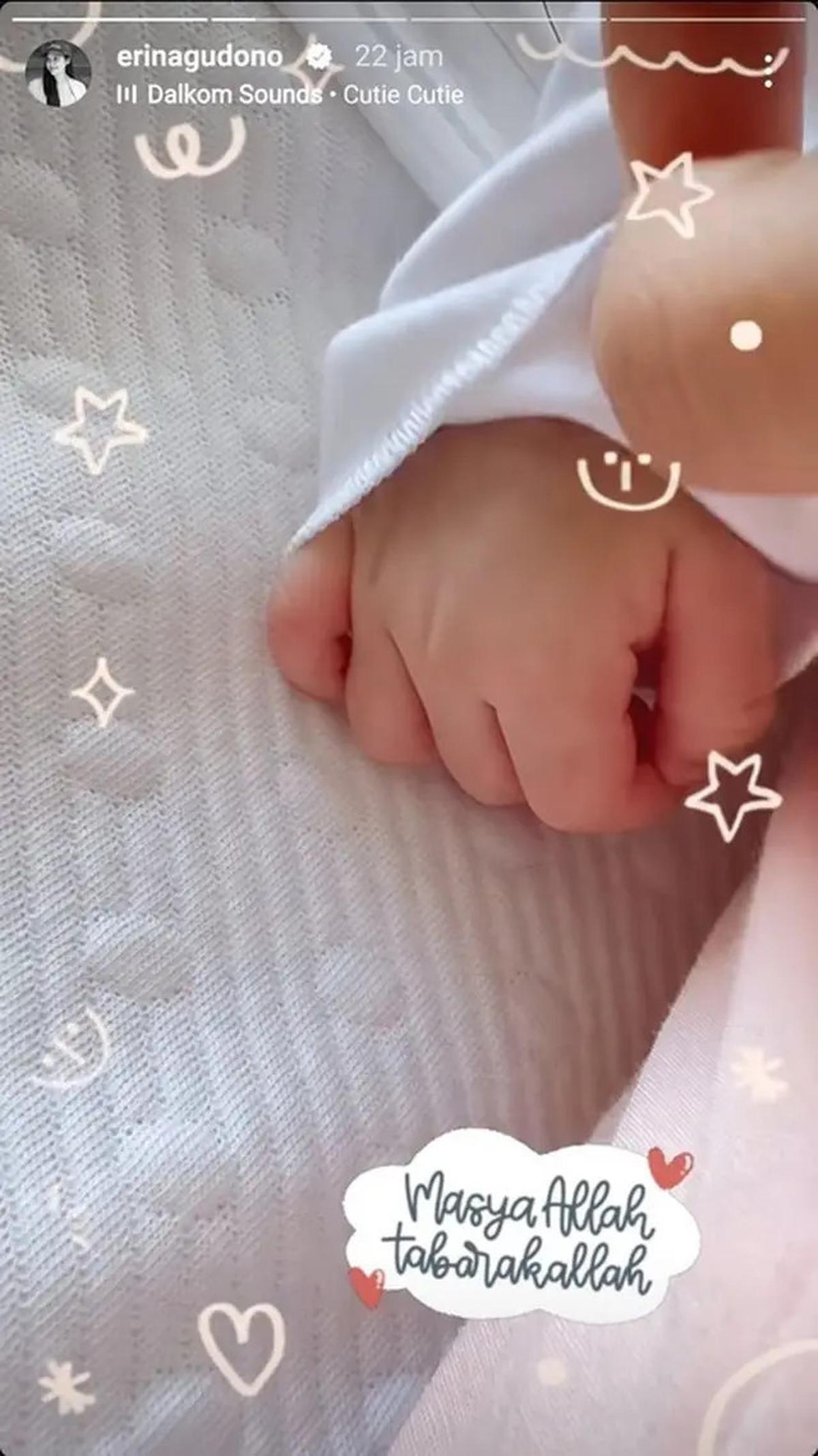 Jalani Pemotretan Newborn, Ini 6 Potret Bebingah Anak Erina Gudono yang Masih Ditutupi