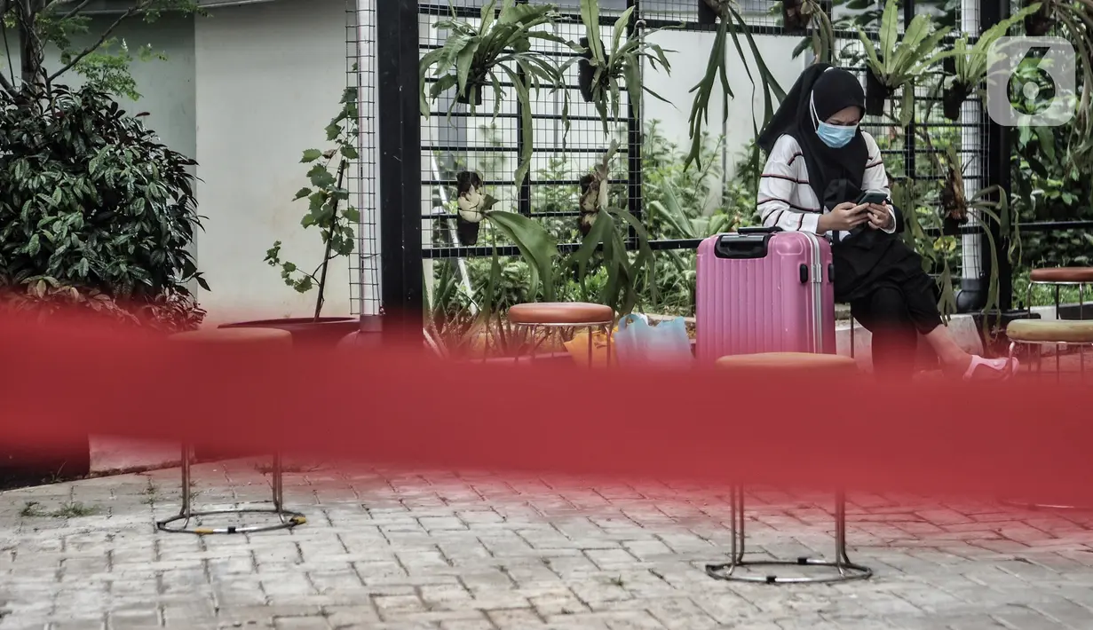Pasien COVID-19 menunggu proses pemindahan ke Wisma Atlet di Puskesmas Kecamatan Duren Sawit, Jakarta, Senin (28/12/2020). Wisma Atlet Kemayoran hanya menerima pasien COVID-19 bergejala, sedangkan pasien OTG ditempatkan di Wisma Atlet Pademangan. (merdeka.com/Iqbal S. Nugroho)