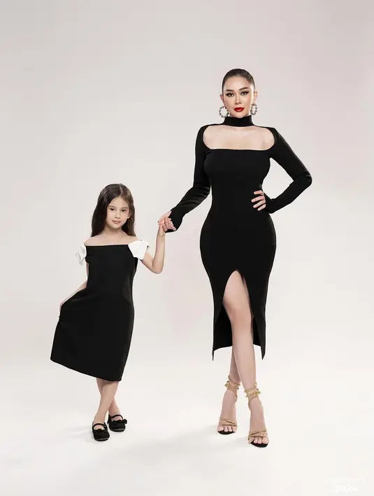 Penampilan Aura Kasih semakin sempurna dengan riasan wajah yang bold, pulasan lipstik merah merona, dan gaya rambut yang clean. [Foto: Instagram/riomotret]