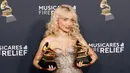 Namun, Sabrina tidak lama mengenakan gaun tersebut. Saat memasuki Crypto.com Arena, ia berganti ke gaun emas ketat saat menerima penghargaan pertamanya malam itu, yaitu Best Pop Vocal Album untuk “Short n’ Sweet dan Best pop solo performance untuk "Espresso". [@sabrinacarpenter/@mtv].
