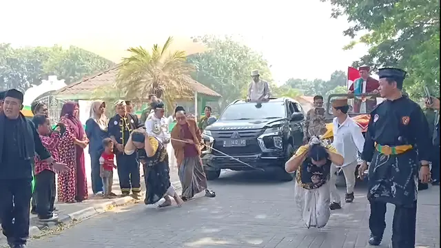 Meriahkan HUT RI ke 81, Panglima KesultanaPanglima Kesultanan Banten Rayakan HUT RI dengan Tarik Mobil Pakai Rambut dan Gigin Banten Tarik Mobil Pakai Rambut dan Gigi