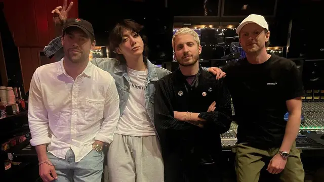 Jungkook BTS di studio musik bersama Scooter Braun, Andrew Watt, dan Cirkut.